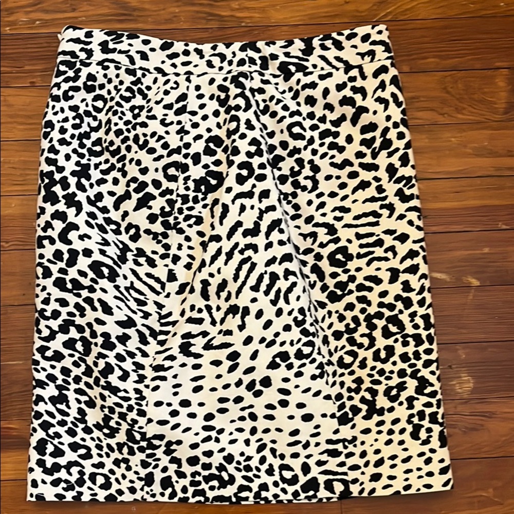 Stylish Black and White Leopard Print Skirt